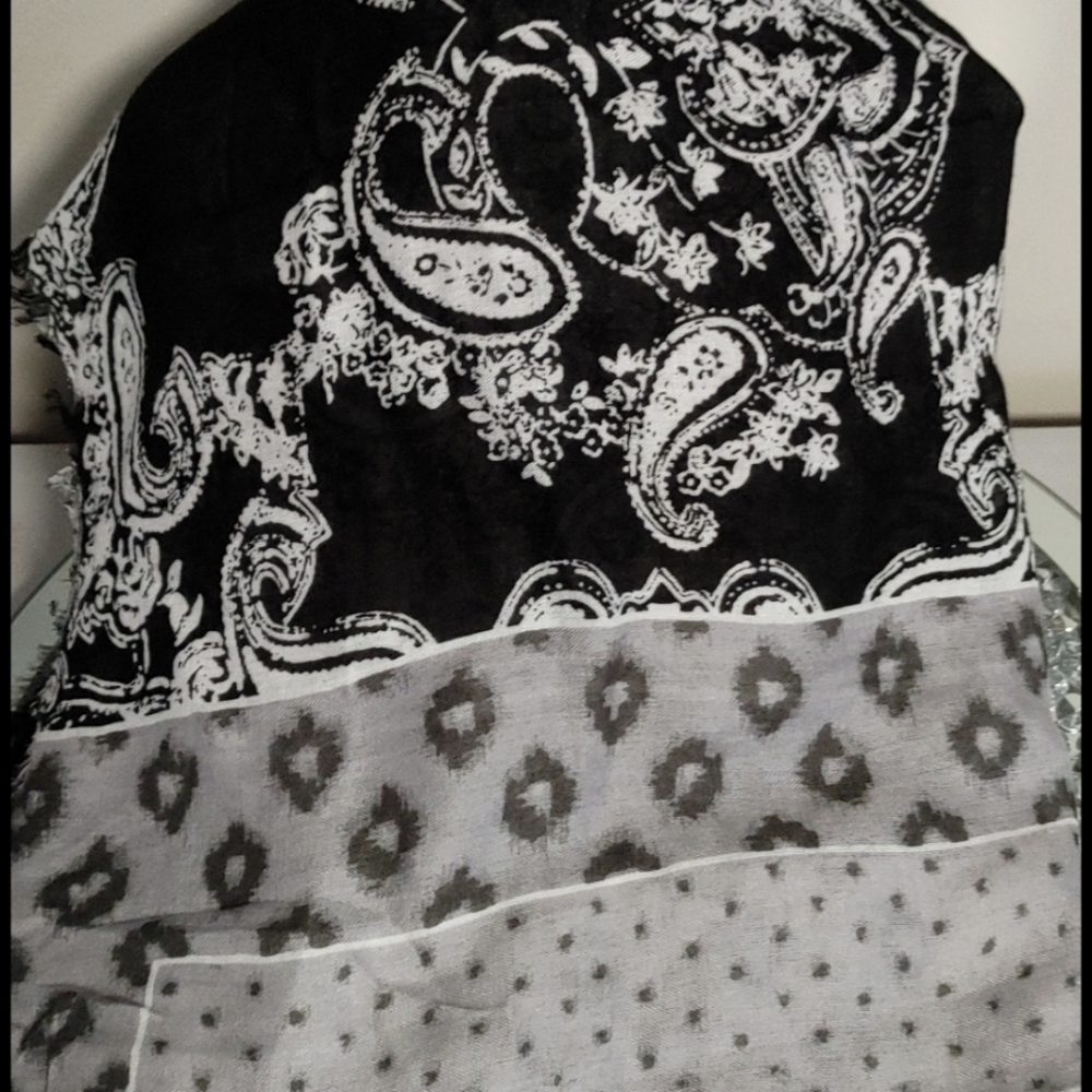 Express Multipatterned Black & Gray Scarf. - Picture 4 of 6